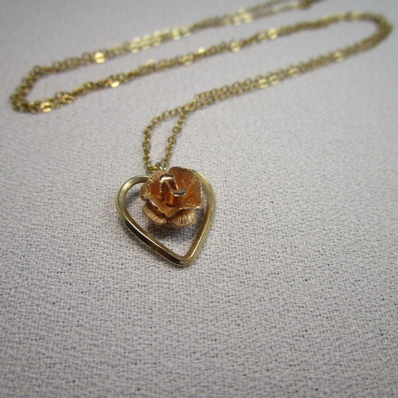 Vintage Feminine Heart and Rose Necklace. - Picture 4 of 5